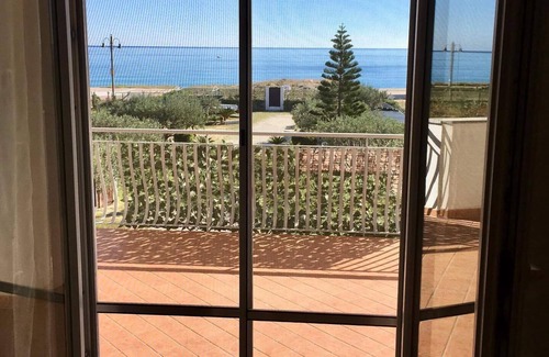 Marina di Davoli Apartment | Villa Tigani: direct beach access “Dafne apartment”