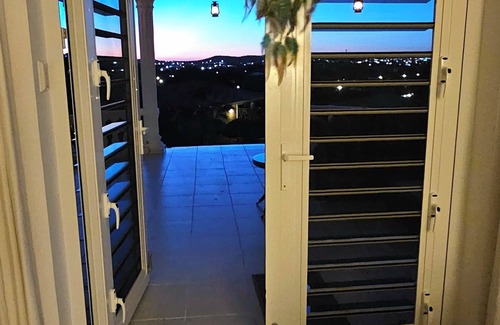 Montana Rey Villa | Villa Turquoise Curaçao: Central location, elevated with great views.