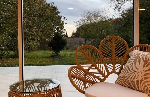 Villers-Bretonneux Villa | Villa-Varentia-Apartment-Ensuite-Courtyard view