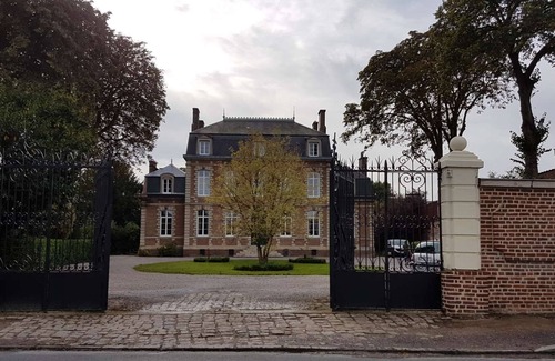 Villers-Bretonneux Villa | Villa-Varentia-Apartment-Ensuite-Courtyard view