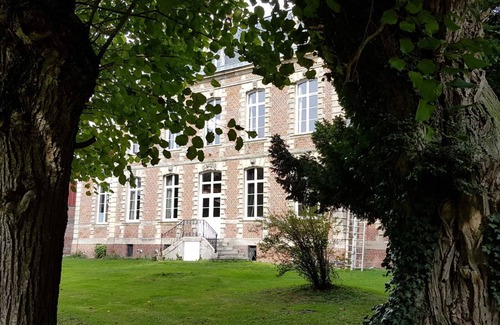 Villers-Bretonneux Villa | Villa-Varentia-Apartment-Ensuite-Courtyard view