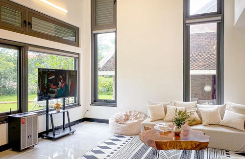 Chuong My Villa | Villa Veque Farm 07. Ăn sáng miễn phí, Farm nuôi thỏ, Bể bơi, Bi-a, BBQ sân vườn, Karaoke, Ăn sáng, Trà chiều miễn phí.