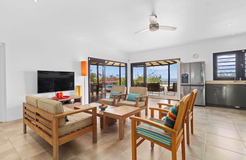 Kralendijk Villa | Villa Vista Blue with sea views and a tropical garden with private pool and clos