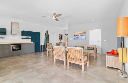 Kralendijk Villa | Villa Vista Blue with sea views and a tropical garden with private pool and clos