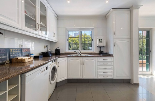 Carvoeira Villa | Villa 'Vivenda De São Marcos' with Private Pool, Private Terrace and Wi-Fi