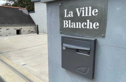 Pluherlin Villa | Villa with jacuzzi, in the canopy