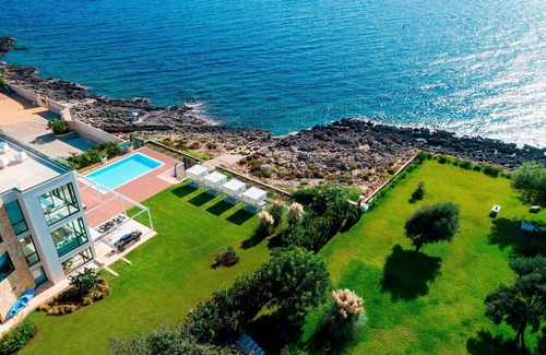 Plemmirio Villa | Villa with pool and direct access to the rocks below in Siracusa, Sicily