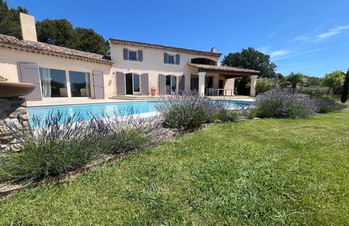 Merindol Villa | Villa with pool at the foot of the Luberon