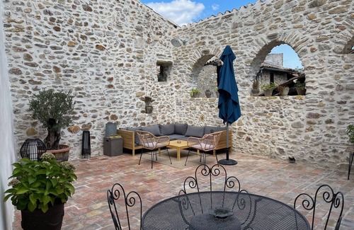 Allegre Les Fumades House | village house with patio