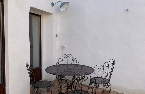 Allegre Les Fumades House | village house with patio
