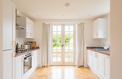 Patrixbourne Cottage | Vine Cottage - a holiday let by Bloom Stays that sleeps 4 guests in 2 bedrooms