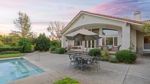 Kenwood House | Vineyard Estate w Pool Spa Bocce Ball Mins to Wineries Park Lawndale Road by AvantStay