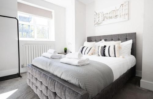 Howlett End House | Vineyard Style 2BR with Garden and Parking