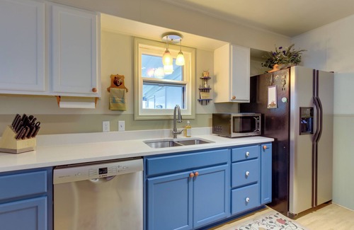 Walterville Cottage | Vintage Cottage by Leaburg Canal w/Large Yard!