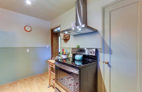 Walterville Cottage | Vintage Cottage by Leaburg Canal w/Large Yard!