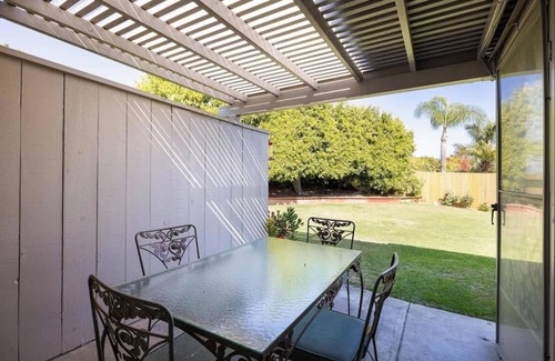 San Carlos House | Vintage Vibes|King Bed|Big Screen|Backyard & Bunks