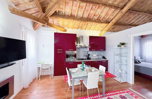 Cavarzere Apartment | VIOLET Luxury Apt in Villa, Patio, Pool, Hot Jacuzzi, A/C, WiFi, Gym, Sauna