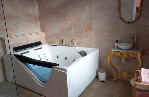 Trooz Bed & Breakfast | Vip room 209