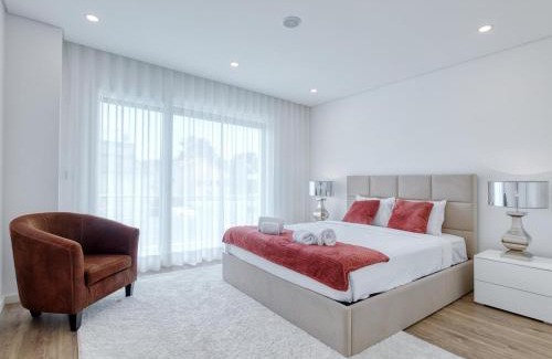 Corroios Villa | Vita Portucale ! Chic Luxe Villa with Saltwater Pool