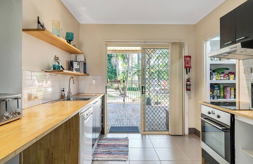 Gwandalan House | Vivid Sanctuary by Lake Beach, heated Pool EV Charger Fireplace 1hr from sydney