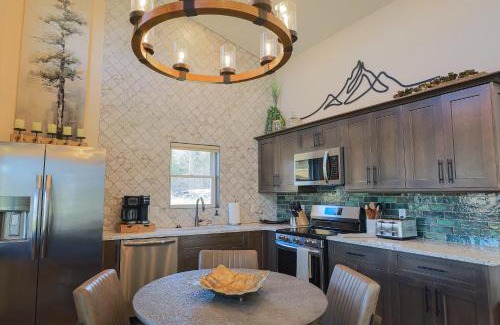 Timberline House | VVCR - Cabin 6 (1-Bed, Modern, Luxury w. Hot Tub)