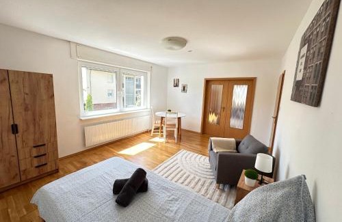 Boeblingen Apartment | W24 - 8 Einzelbetten - 6 Schlafzimmer - Wohnzimmer & große Terrasse - 2 Bäder - Wohnung auf 2 Ebenen - Nähe Messe Stuttgart & A81 - Ideal für Teams & Monteur