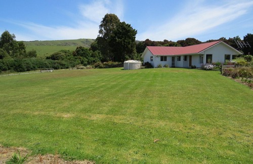 Waikawa House | Waikawa House, lovely modern home in quiet setting