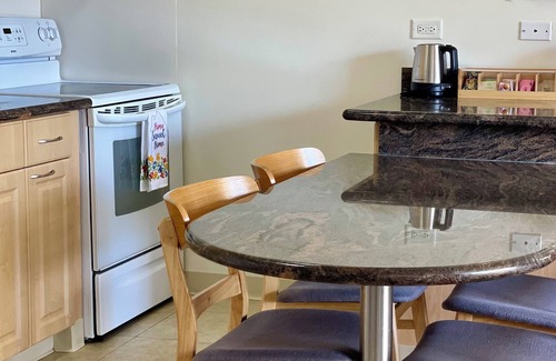 Waikiki Condo | Waikiki Condo 5min walk to Beach Free Parking Pool AC