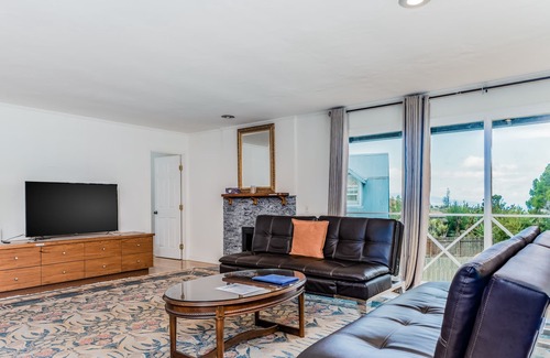 Waimea House | Waimea Estate near Parker Ranch & beach with two decks & home office, WiFi