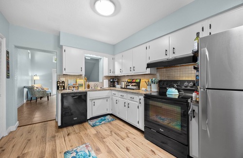 Cocoa Beach Cottage | Walk 2 Beach King Bed Pet Friendly Firepit