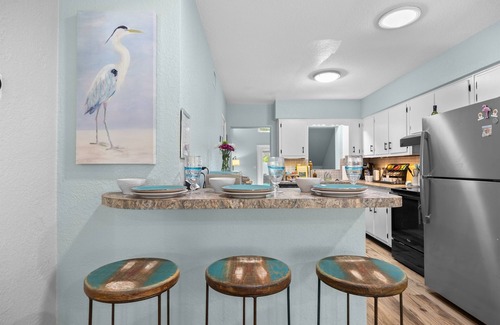 Cocoa Beach Cottage | Walk 2 Beach King Bed Pet Friendly Firepit