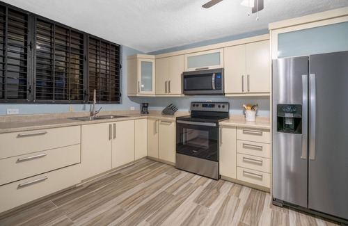 Solimar House | Walk to beach, Pool, close to Kioskos & Rainforest, 24 hr security, parking n