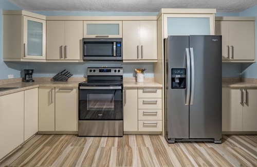 Solimar House | Walk to beach, Pool, close to Kioskos & Rainforest, 24 hr security, parking n