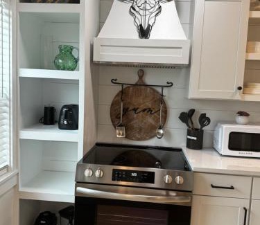 Fort Myers River District Apartment | Walk to Best Eats and Shops and Stay in Style