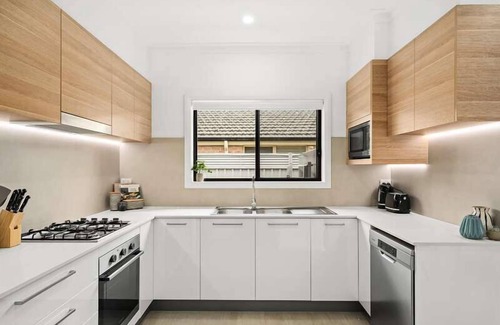 Booker Bay Apartment | Walk to cafes, restaurants, ferry, cinema+ beach