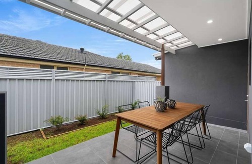 Booker Bay Apartment | Walk to cafes, restaurants, ferry, cinema+ beach