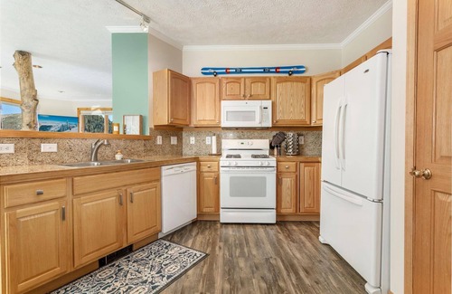 Summit Cove House | Walk to Dining, Relax in Hot Tub. Enjoy Lake/Mountain Views. Central to World-Class Skiing/Trails