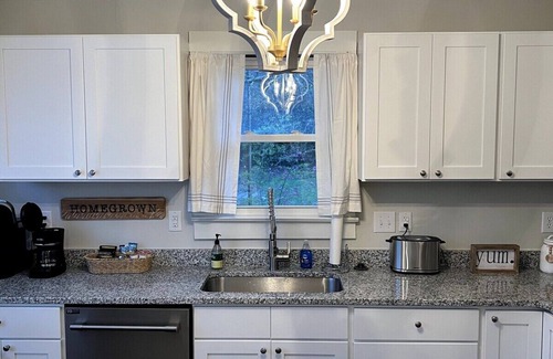 Kings Mountain House | Walk to dinner, shops & coffee! New Mid-Cent in KM