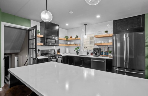 St. Charles House | Walk to downtown St. Charles: Hot Tub, 4K TV Surround Sound, Espresso, Fire pit!