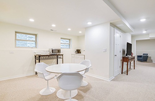 Bronzeville Apartment | Walk to Lake Michigan: Chicago Apt w/Deck