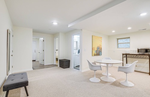 Bronzeville Apartment | Walk to Lake Michigan: Chicago Apt w/Deck