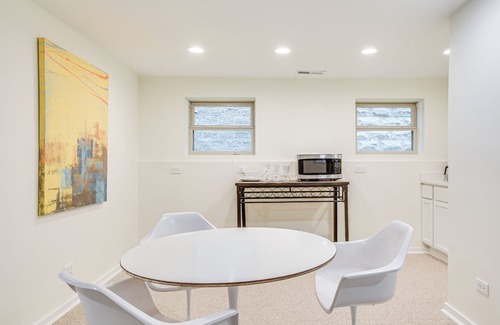 Bronzeville Apartment | Walk to Lake Michigan: Chicago Apt w/Deck