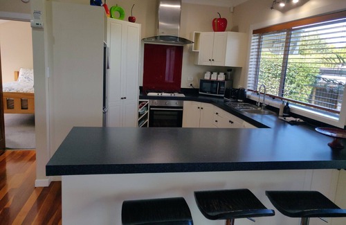 Taupo House | Walk to Lake/Town. Perfect for Families & Groups. Free WiFi & Linen Includedn