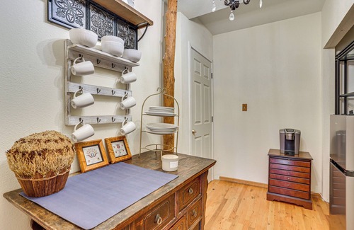 Larkspur Apartment | Walk to Ren Fest: Larkspur Farmhouse Hideaway