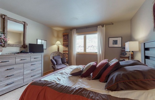 Mountain House Condo | Walk-to-slopes condo with fireplace - near shopping