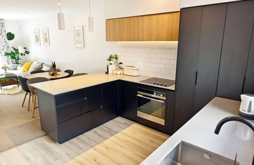 Christchurch City Centre House | Walk to Stadium · CBD 2BR 2Bath Townhouse + Free Reserved Parking - JJHome