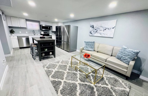 Jewell Heights - Hoffman Heights House | Walk to Starbucks, Anschutz, Dining; 5 King Bedrooms/5 Full Bathrooms