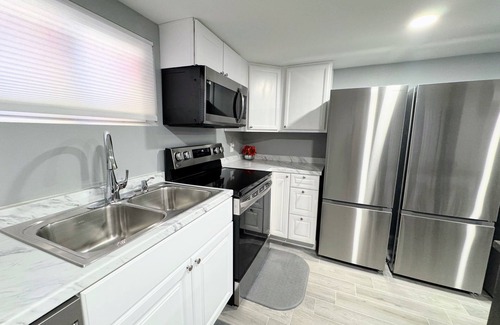 Jewell Heights - Hoffman Heights House | Walk to Starbucks, Anschutz, Dining; 5 King Bedrooms/5 Full Bathrooms