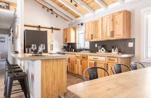 Moonridge Ski Chalet | Walk to the Slopes from Modern Cabin with Hot Tub, Moonridge