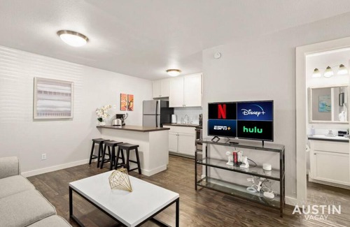 Barton Hills Apartment | Walk To Zilker King Bed Pool Free Parking